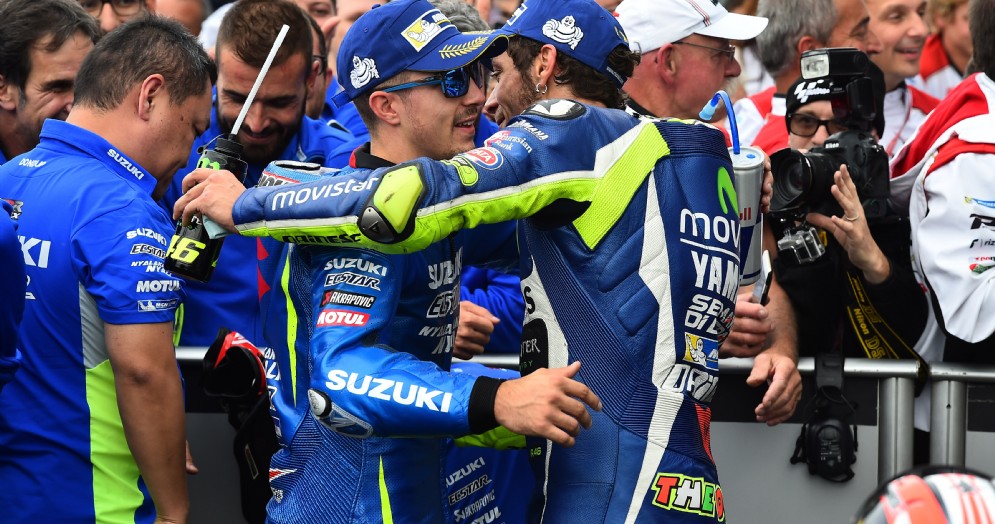 Maverick Vinales abbraccia Valentino Rossi