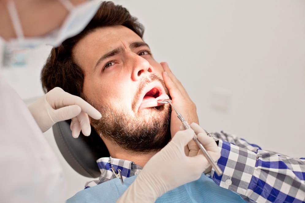 Addio trapano del dentista, i denti si riparano da soli grazie a un farmaco per l'Alzheimer