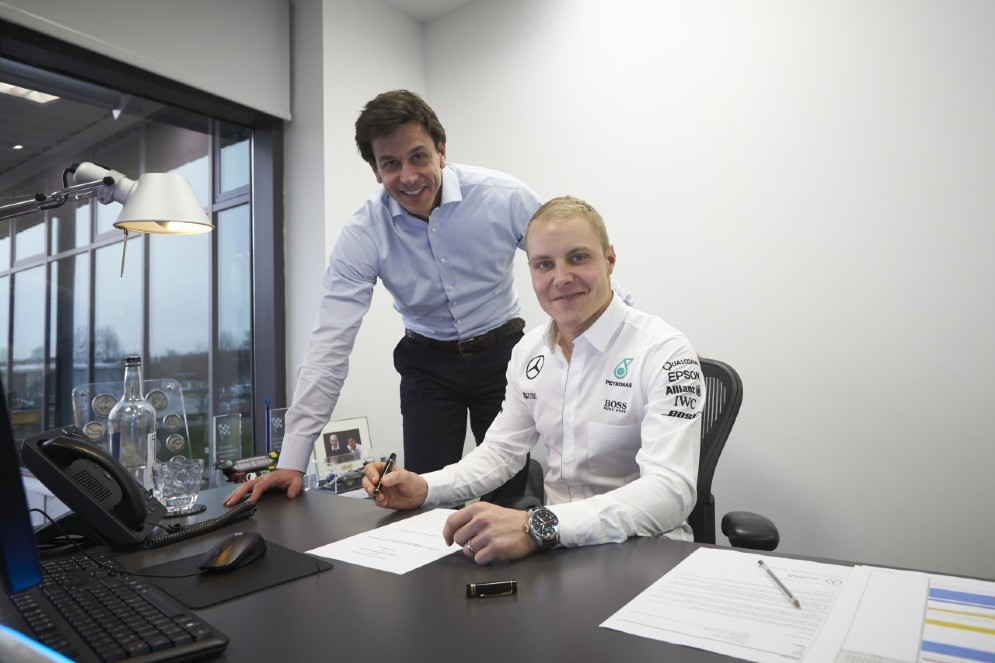 Bottas firma il contratto con il team principal Toto Wolff