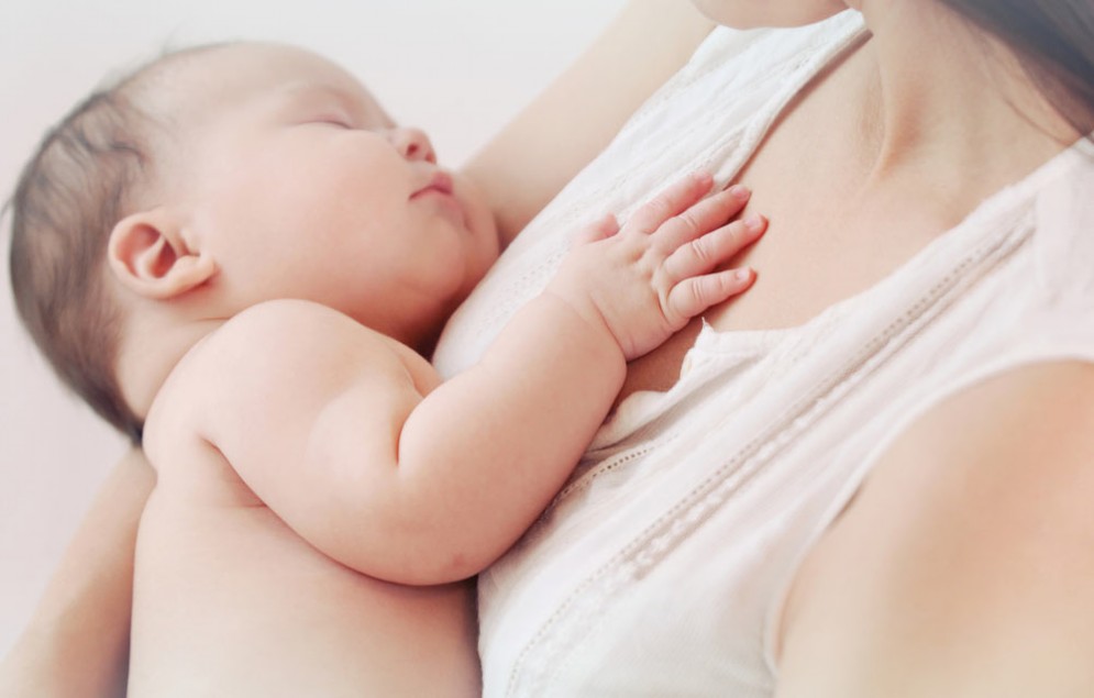 La mamma trasmette dei batteri al neonato al momento della nascita