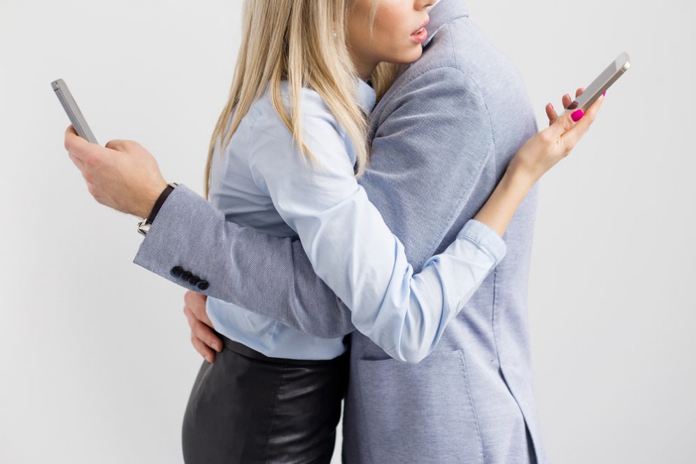 Italiani sempre con lo smartphone in mano