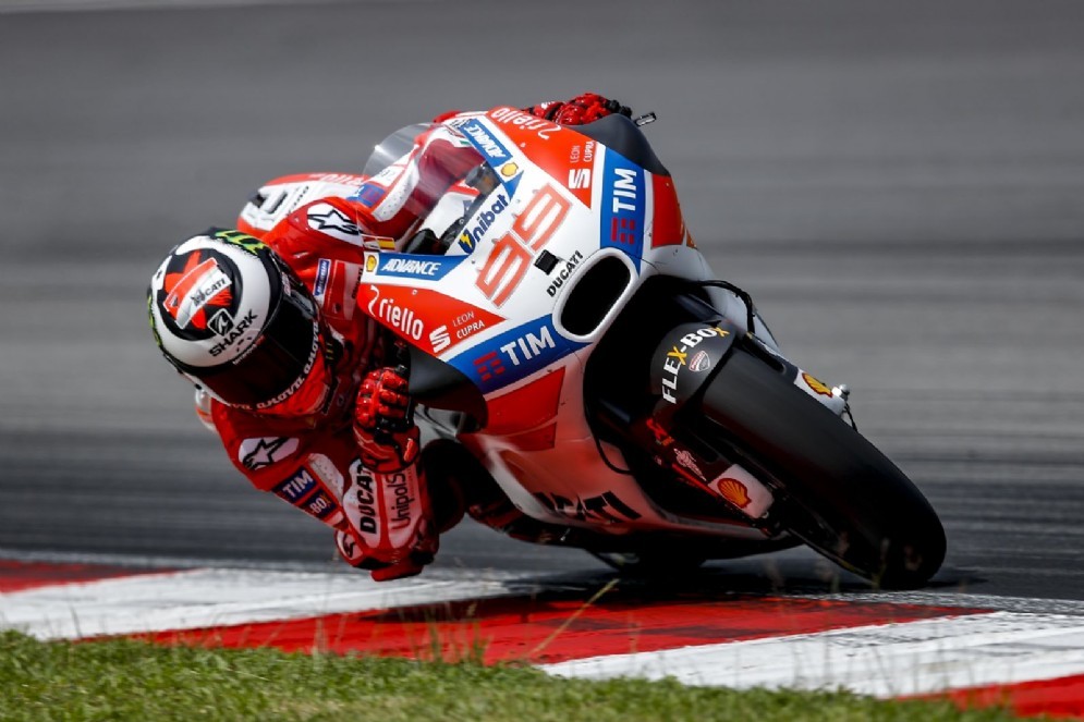 Lorenzo in azione con la Desmosedici GP17