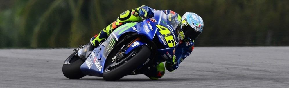 Valentino Rossi in azione sulla Yamaha con la doppia carena