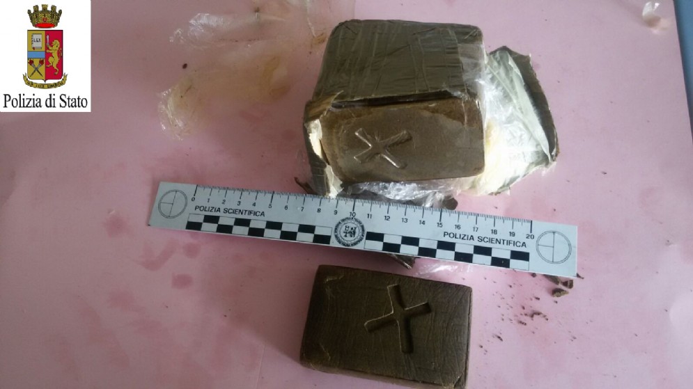 Uno dei panetti di droga trovati