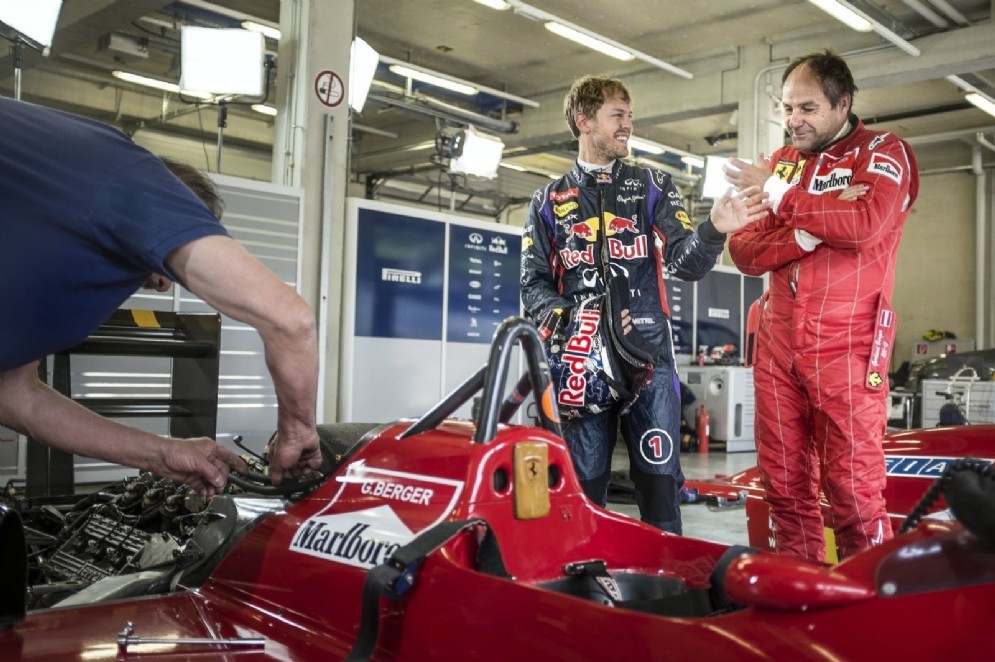 Gerhard Berger nella sua vecchia tuta Ferrari con Vettel