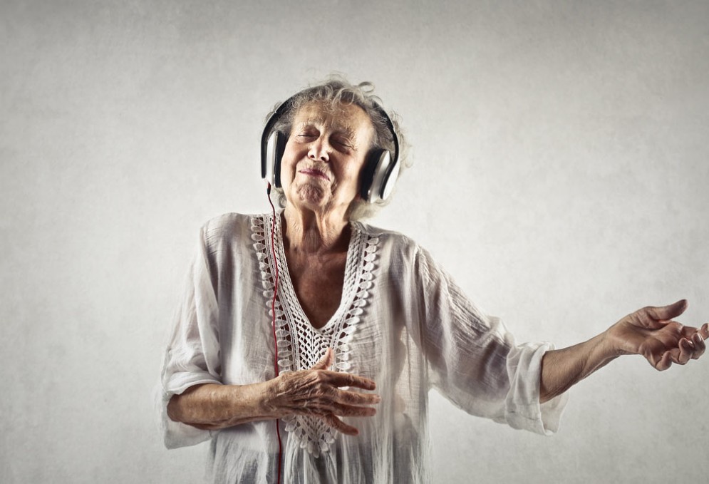 Una donna di 101 anni balla in un video virale