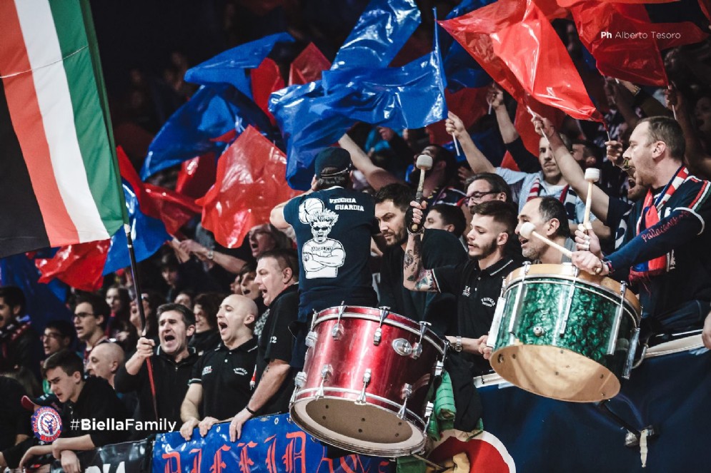La curva rossoblł (foto Tesoro)