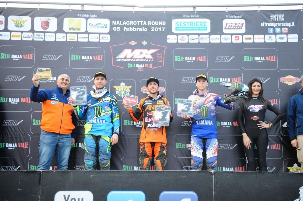 Cairoli sul gradino più alto del podio della classe Elite