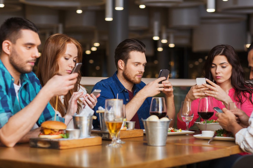 Smartphone dipendenti, sempre più con gli occhi fissi sullo schermo