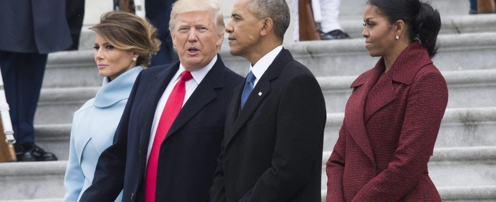 Il presidente uscente Barack Obama e quello entrante Donald Trump con le rispettive consorti al passaggio di consegne a Washington.