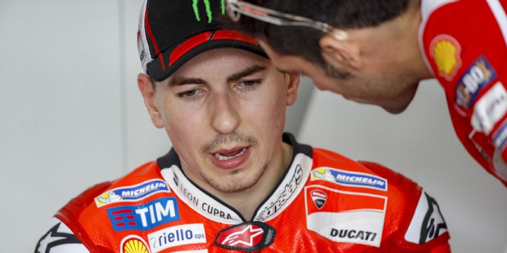Michele Pirro parla con Jorge Lorenzo