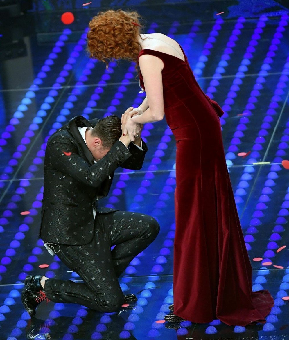 I cantanti italiani Fiorella Mannoia (R) e Francesco Gabbani (L) sul palco durante il 67 ° Festival della Canzone Italiana di Sanremo al teatro Ariston