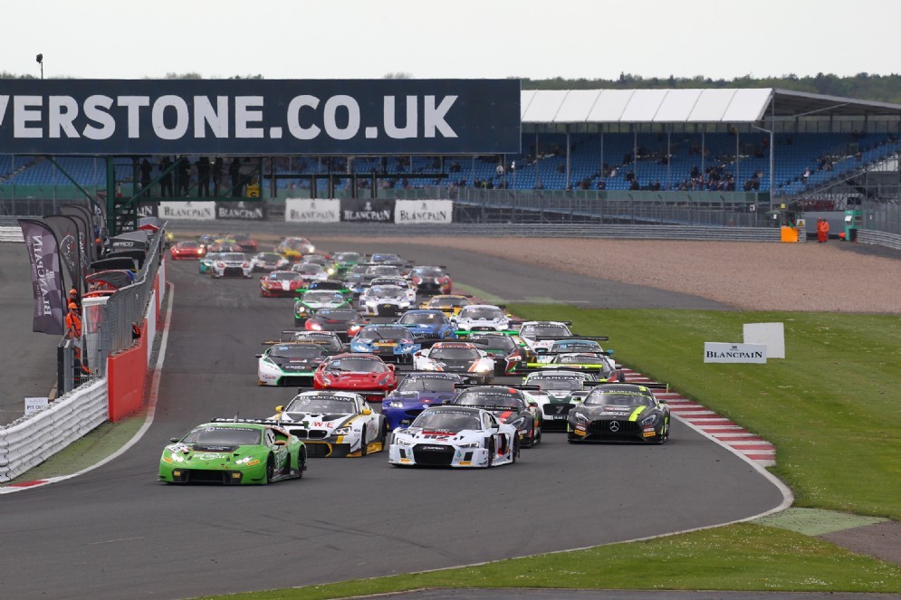 La partenza della gara del campionato Blancpain a Silverstone