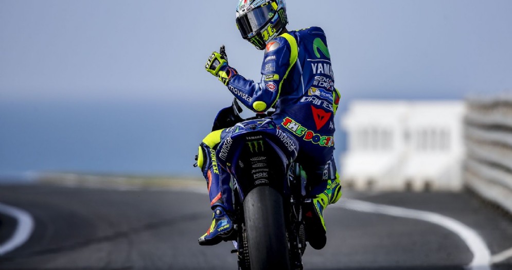Valentino Rossi in fondo alla corsia dei box di Phillip Island