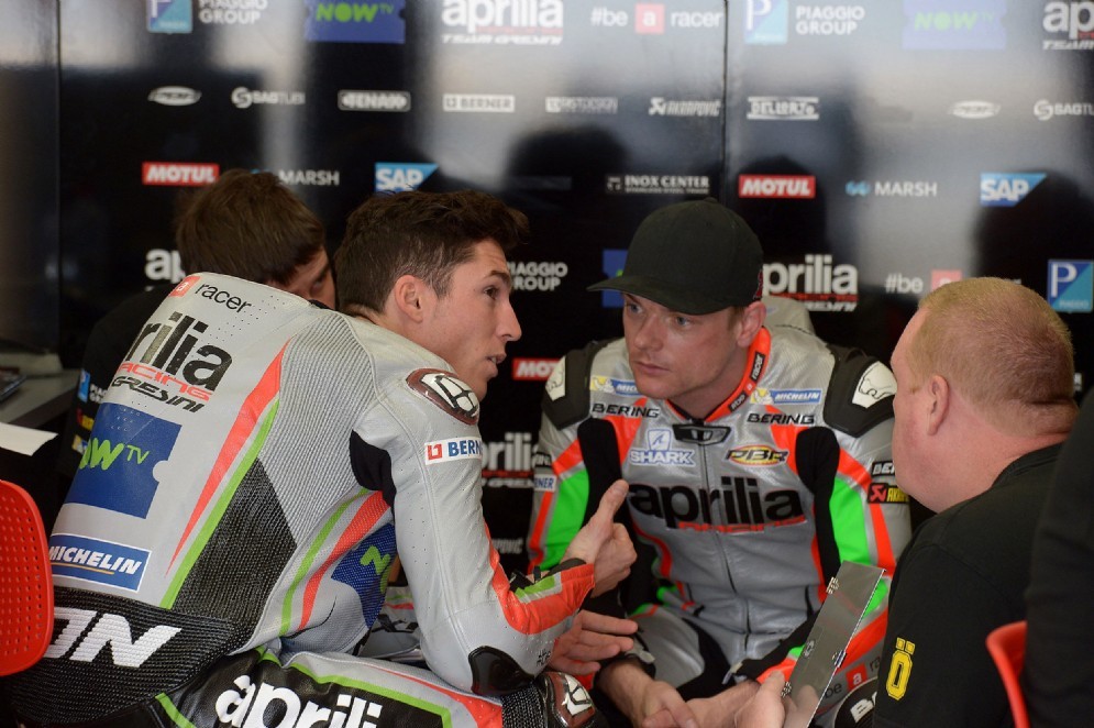 Espargarò e Sam Lowes ai box Aprilia