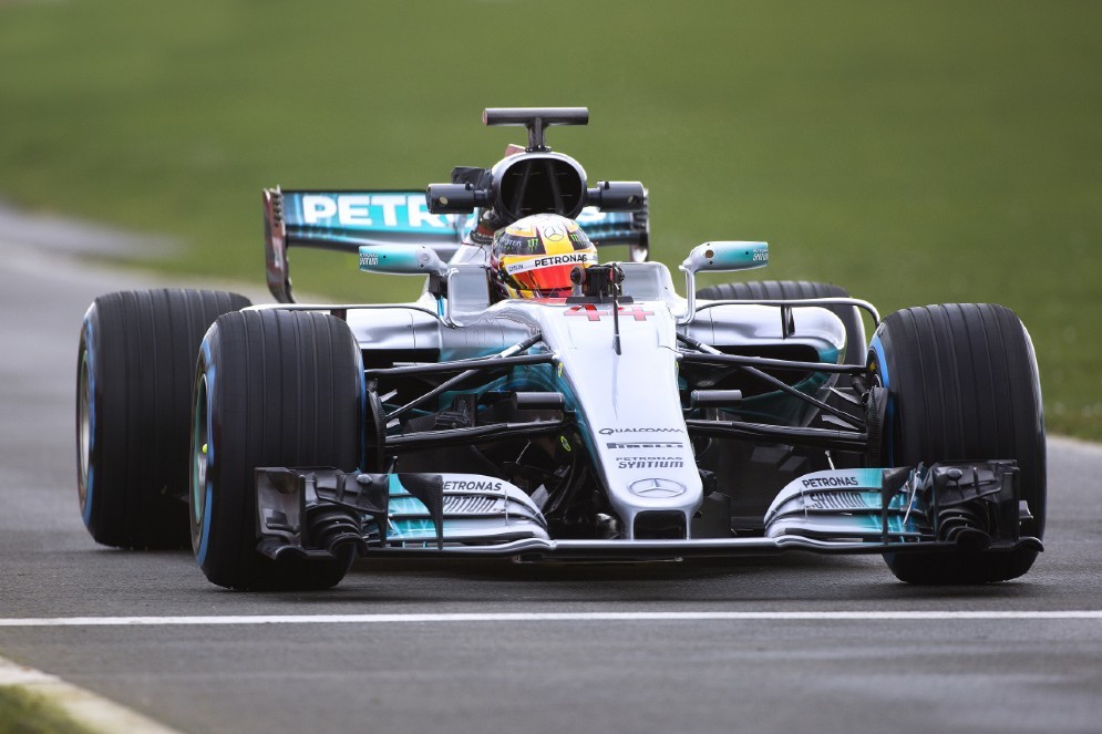 Lewis Hamilton in azione con la sua nuova macchina