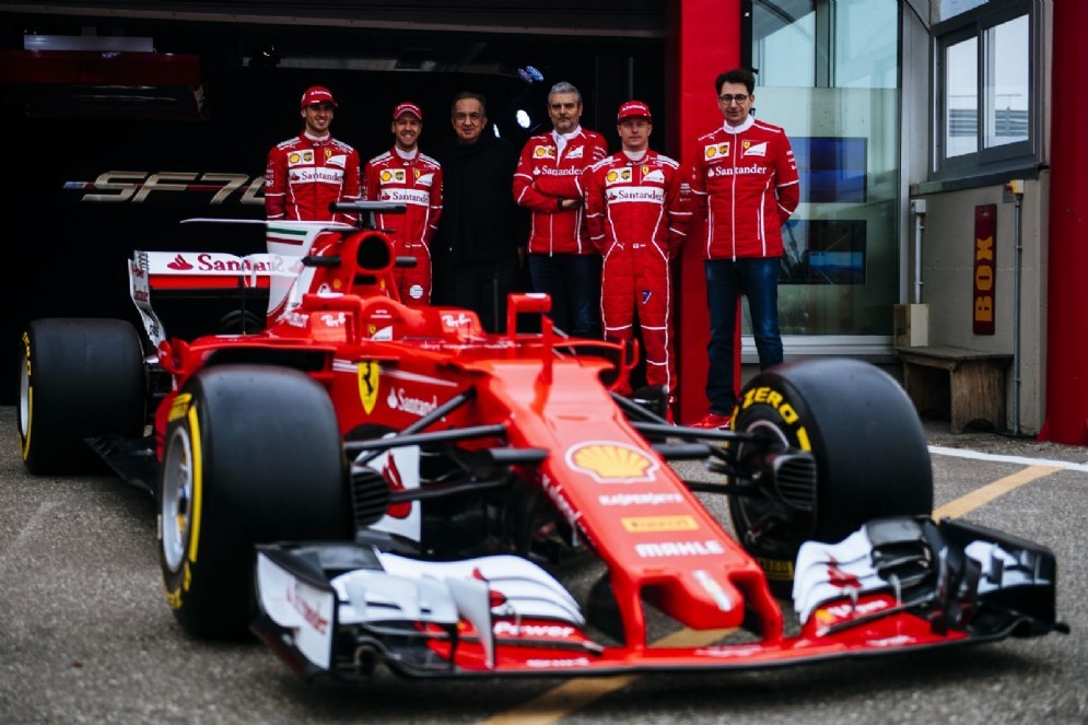 Il team Ferrari con la nuova monoposto nei box di Fiorano