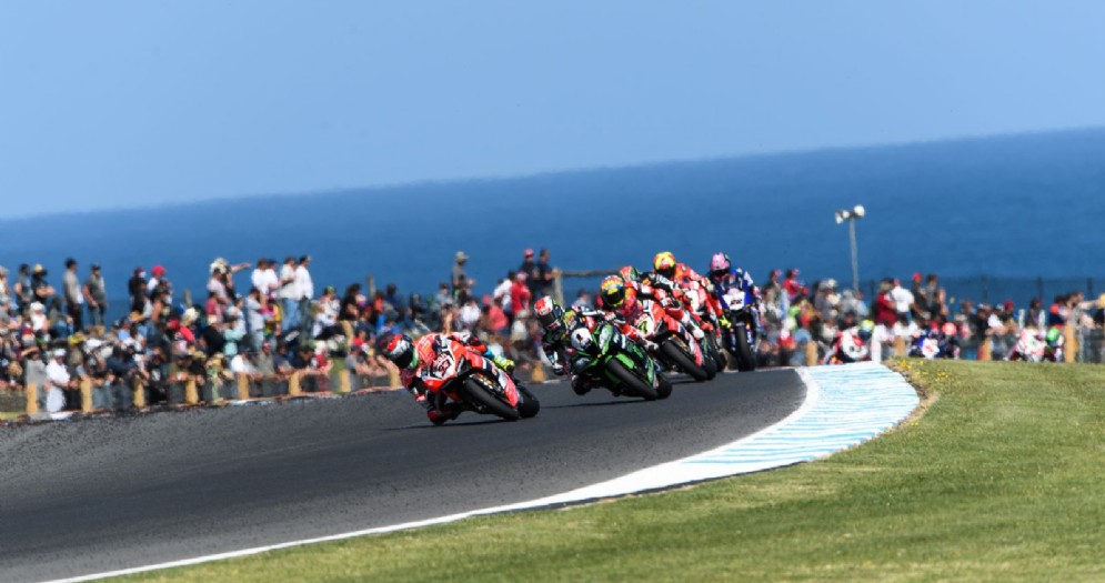 Marco Melandri in testa a gara-1 a Phillip Island