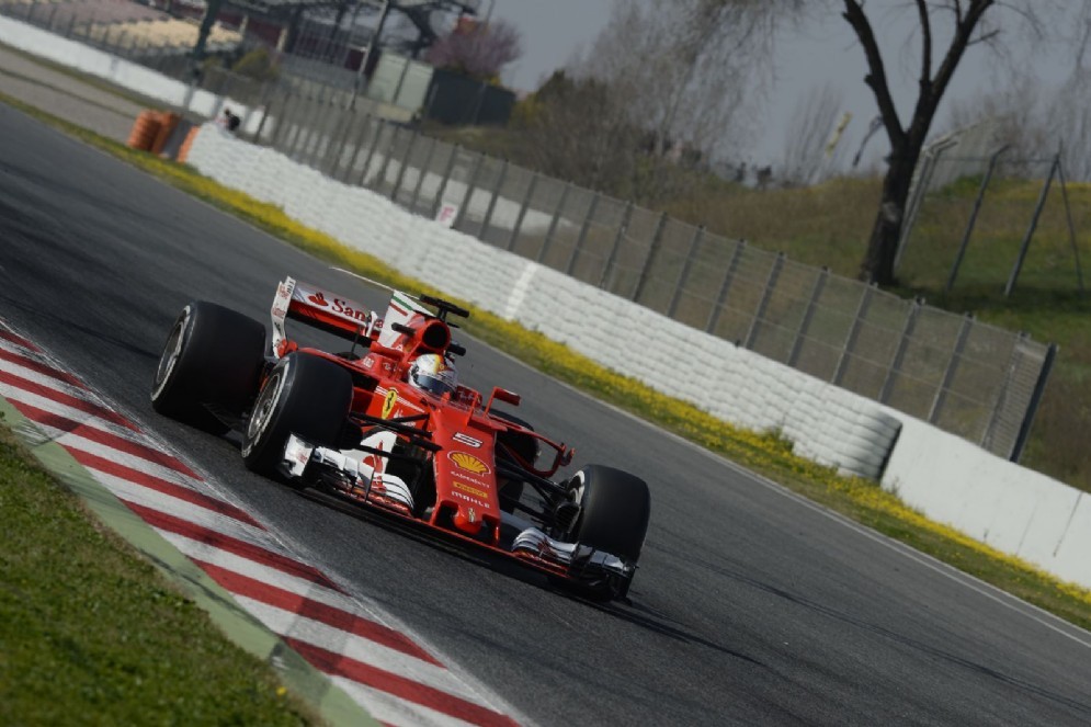 Vettel in azione sulla nuova SF70H nel primo giorno di test a Barcellona