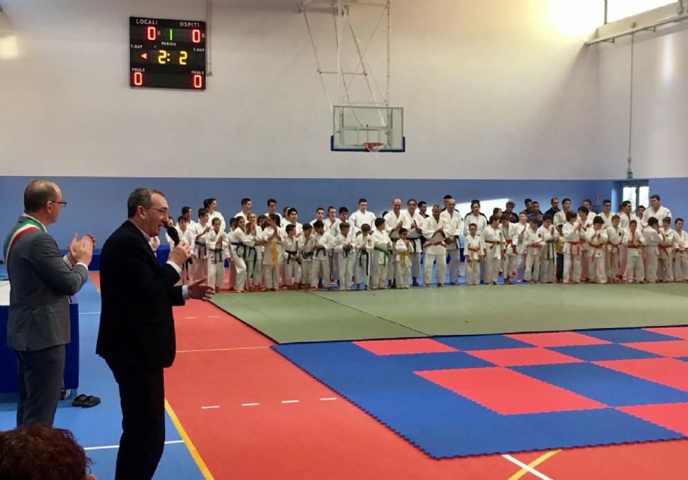 Sergio Bolzonello (Vicepresidente Regione FVG e assessore Attività produttive, Turismo e Cooperazione) e Marco Putto (Sindaco Azzano) all'inaugurazione della nuova palestra scolastico-sportiva
