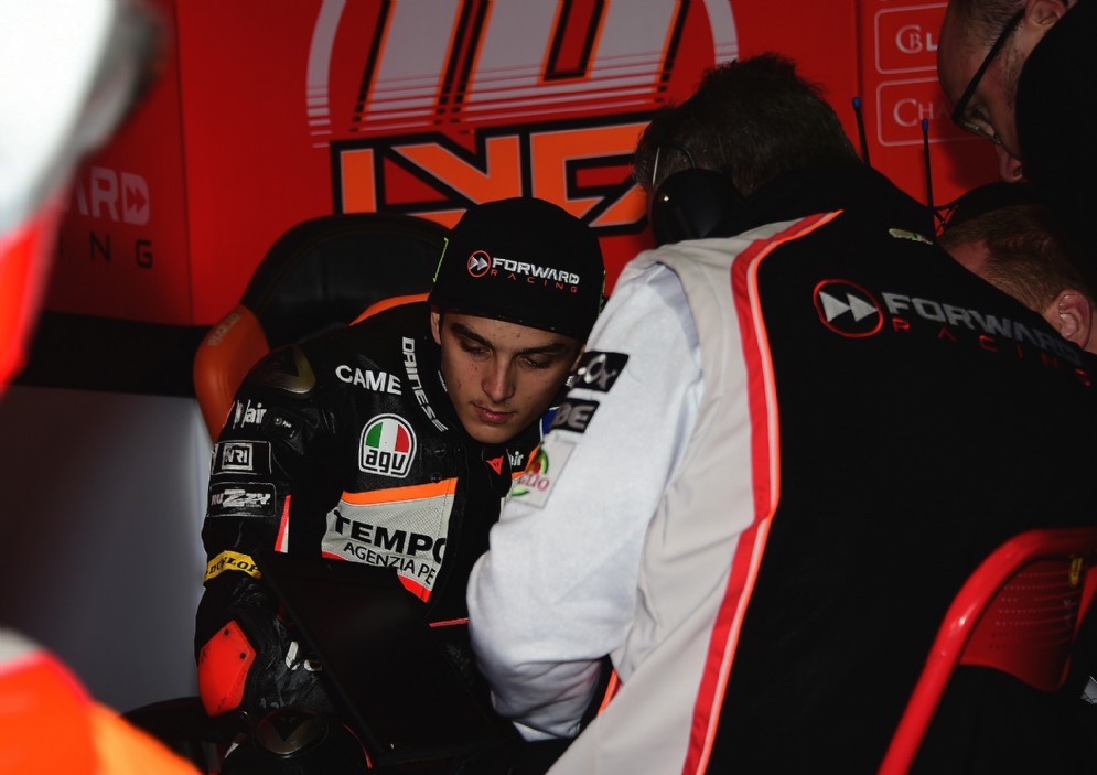 Luca Marini ai box del team Forward
