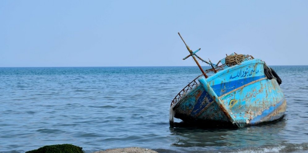 Un peschereccio usato da migranti.