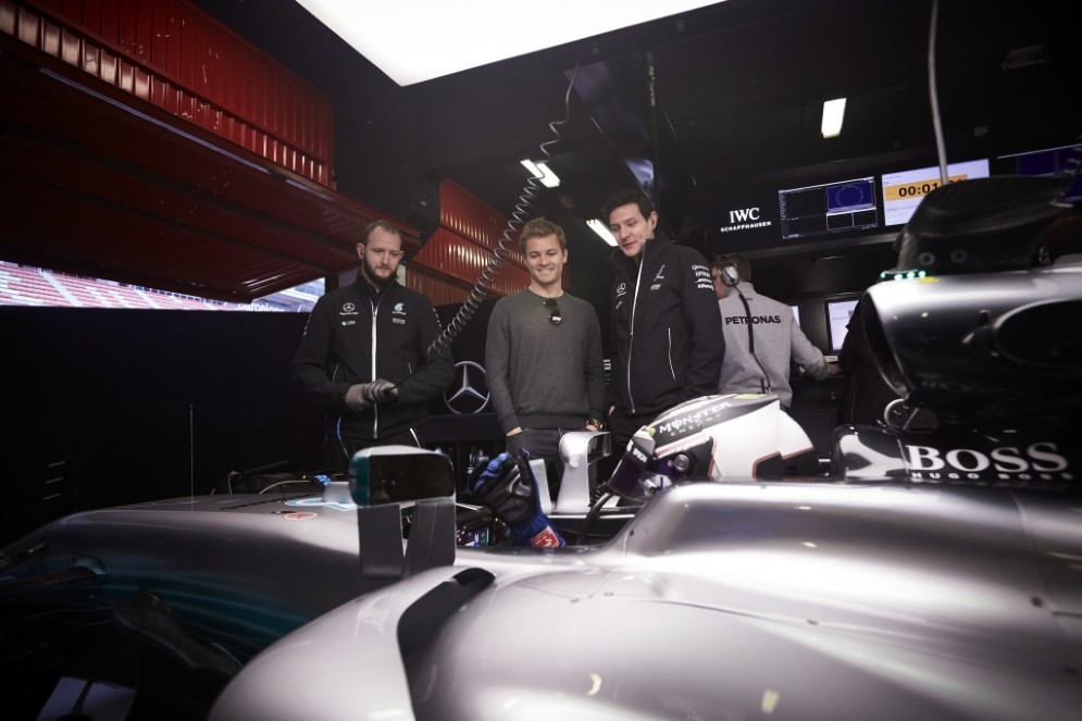 Nico Rosberg ai box di Barcellona osserva la nuova Mercedes
