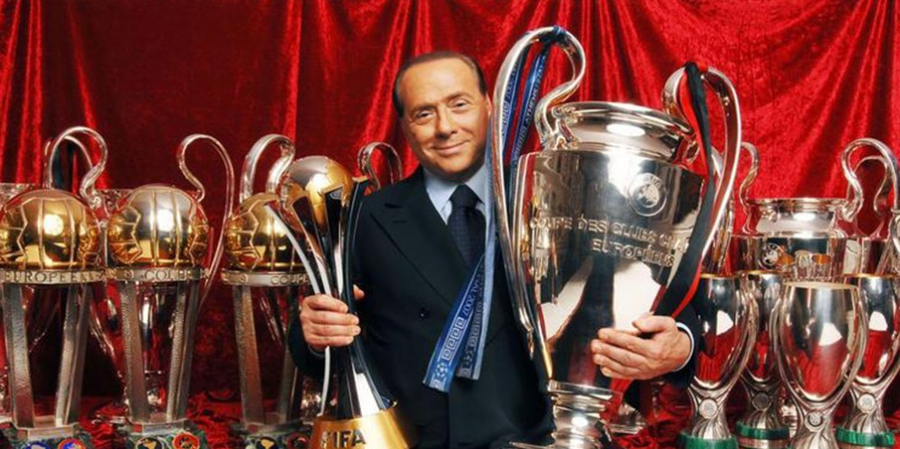 Il presidente Berlusconi con tutti i suoi trofei rossoneri