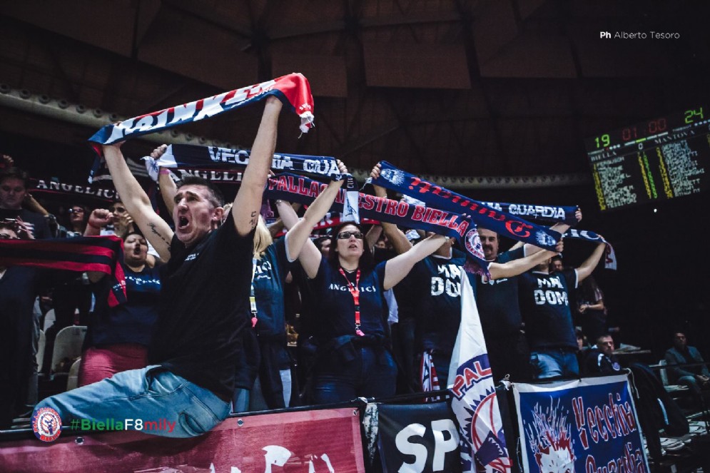 Circa 200 i biellesi che hanno sostenuto sugli spalti Hall e compagni