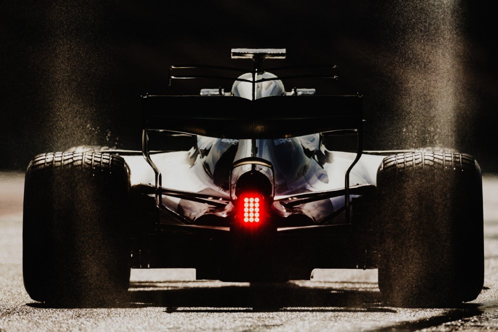 La Mercedes in pista sul circuito spagnolo bagnato artificialmente