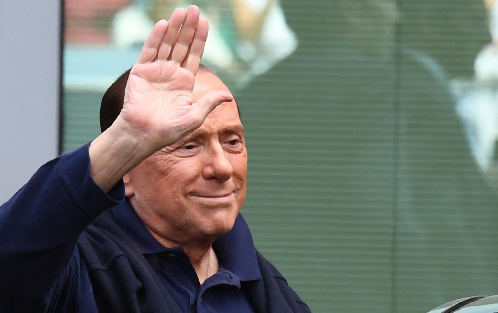 Berlusconi in attesa di capire se il closing con i cinesi andrà in porto oppure no