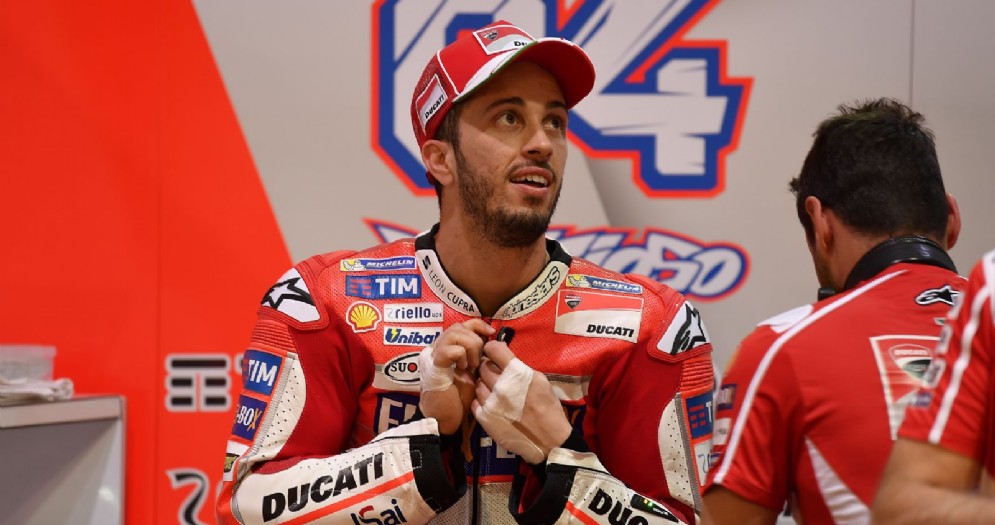 Andrea Dovizioso ai box
