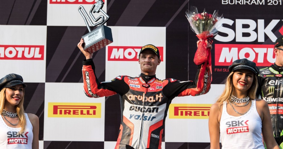 Chaz Davies sul podio di gara-1 a Buriram
