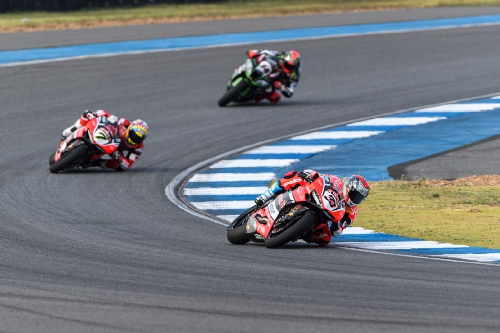 Marco Melandri in azione davanti al compagno di squadra Davies