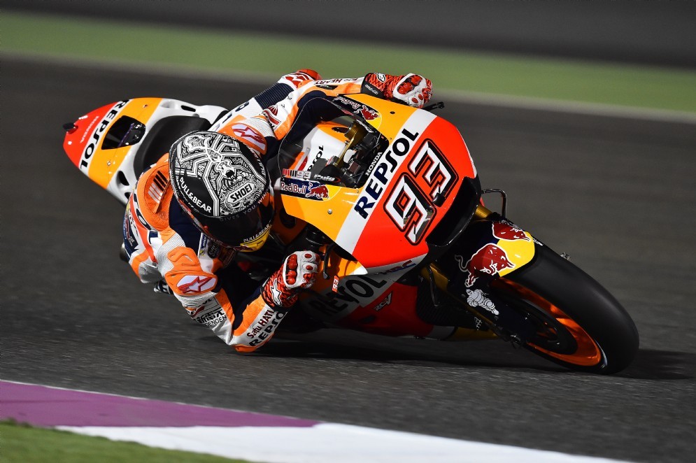 Marc Marquez in azione con la sua Honda sulla pista di Losail