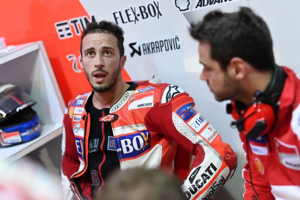 Dovizioso ai box di Losail