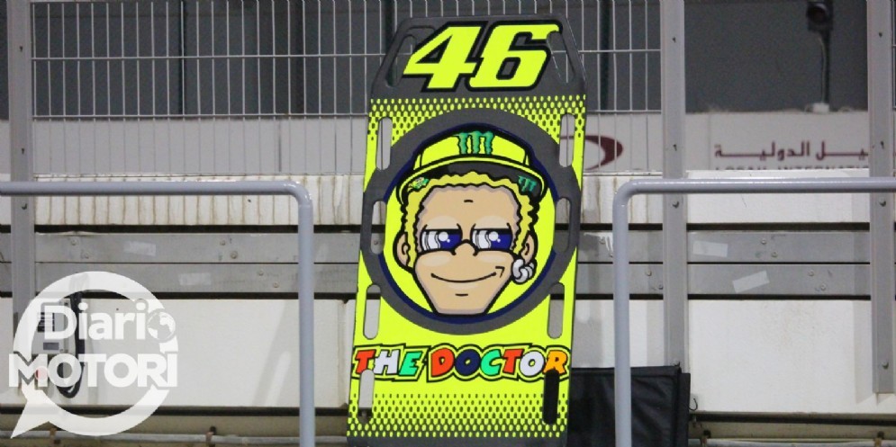 Il cartello ai pit di Valentino Rossi