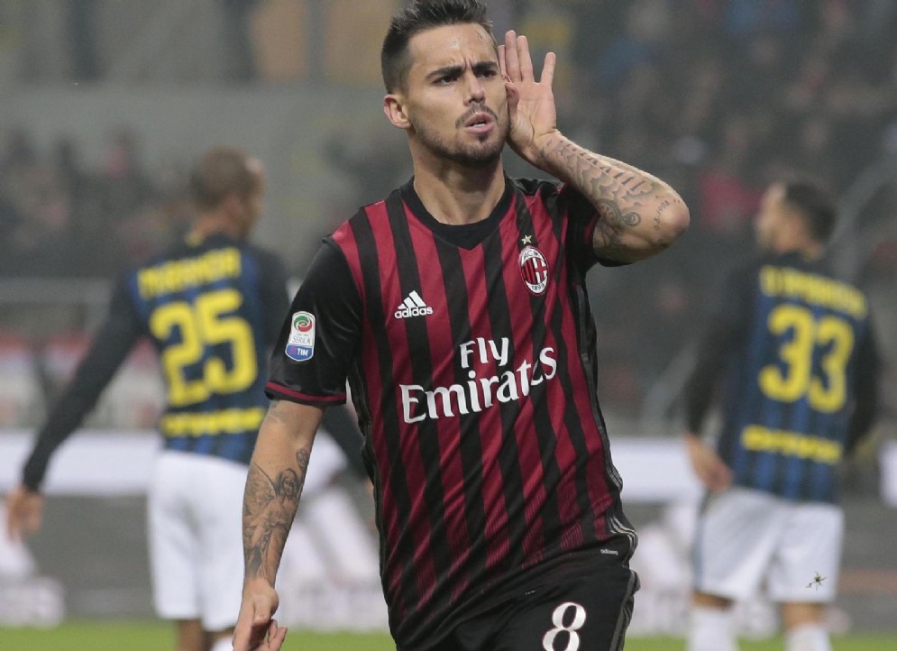Lo spagnolo Suso esulta dopo aver segnato all'Inter nel corso del derby d'andata