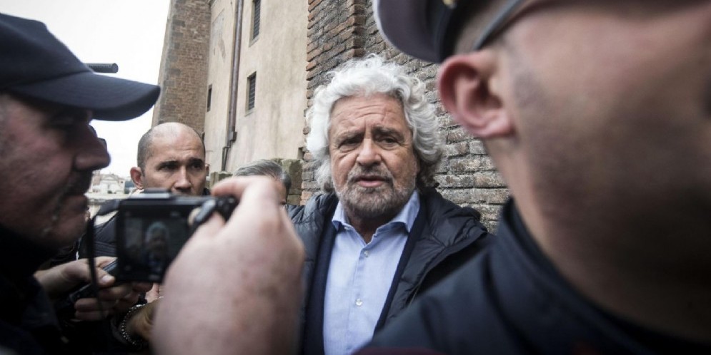 Il leader del Movimento 5 stelle, Beppe Grillo, querelato dal Partito democratico per un post sul suo blog