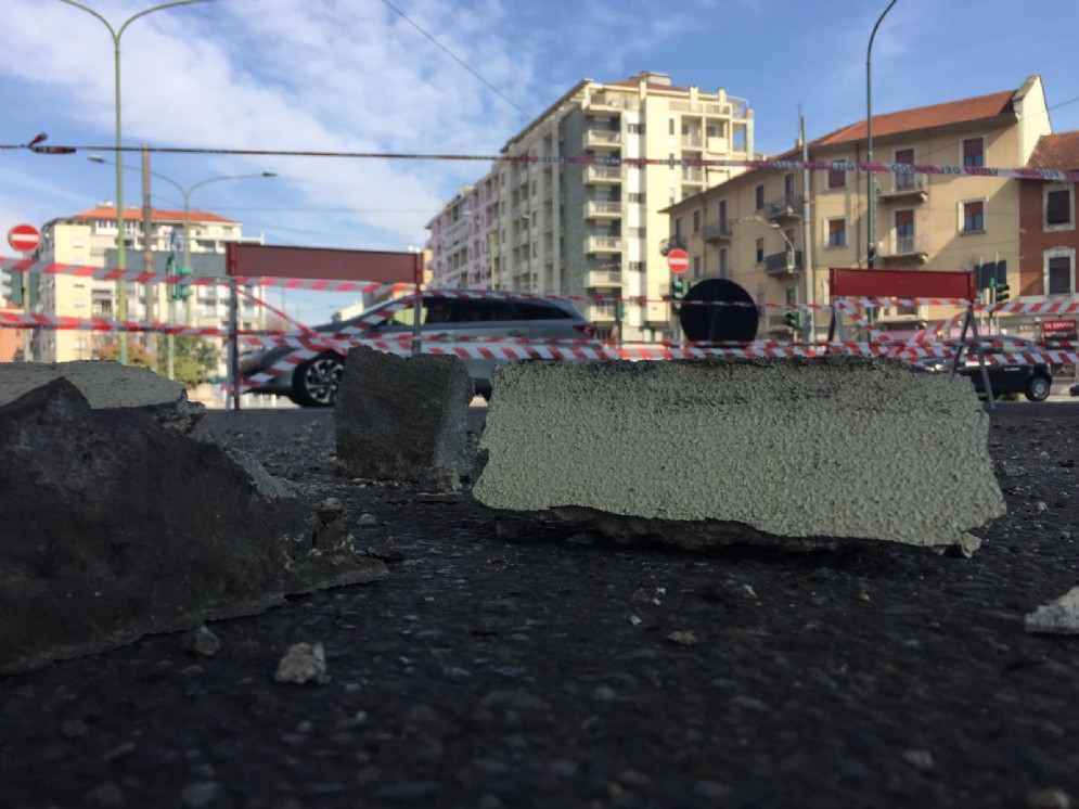 Uno dei calcinacci caduti lunedì