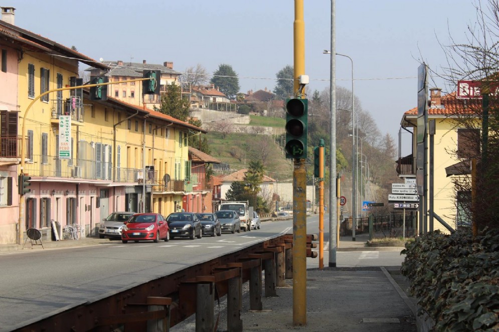 Lungo la strada transitano ogni giorno migliaia di mezzi