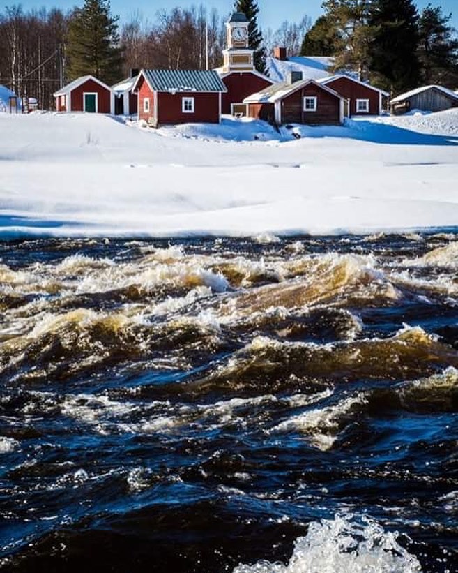 Il fiume nella Valle di Tornio, dove la Finlandia incontra la Svezia