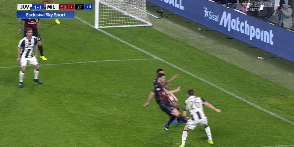 Il momento del discusso fallo da rigore concesso dall'arbitro Massa che ha scatenato le polemiche