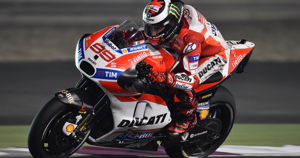 Jorge Lorenzo in azione sulla sua Ducati nei test a Losail