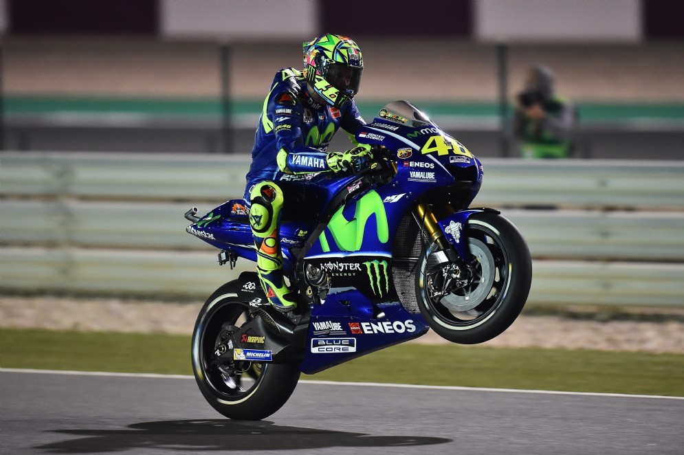 Valentino Rossi impenna sulla sua Yamaha a Losail
