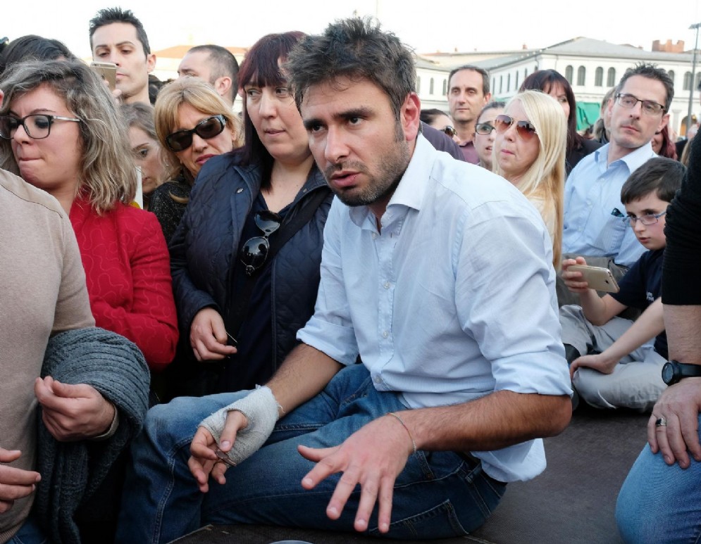 Alessandro Di Battista incontra i cittadini in Piazza della Repubblica a Porta Palazzo, Torino, 19 marzo 2017
