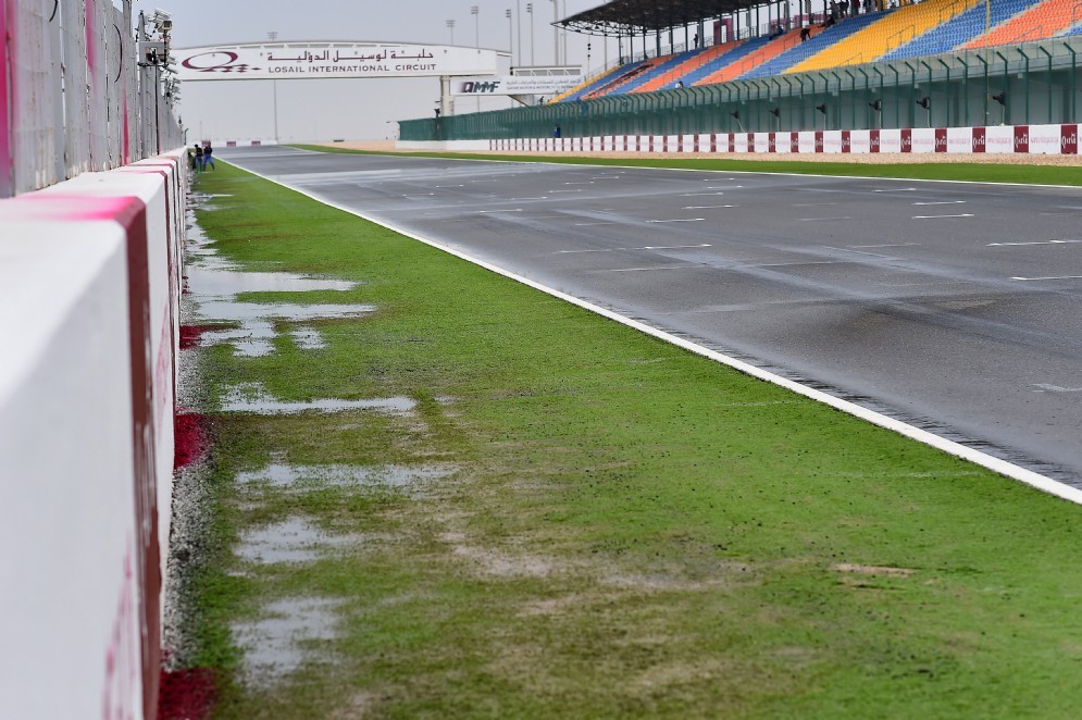 Chiazze di umido a lato della pista in Qatar