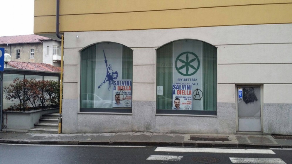 La Digos sta effettuando le indagini