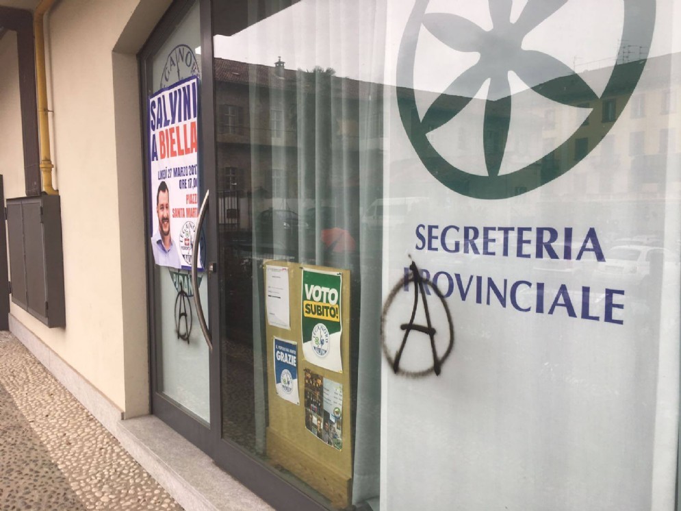 Non è la prima volta che la sede del partito è oggetto di atti di vandalismo