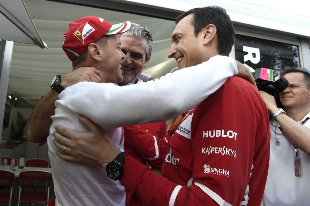 Vettel abbraccia il team principal Maurizio Arrivabene dopo il successo a Melbourne